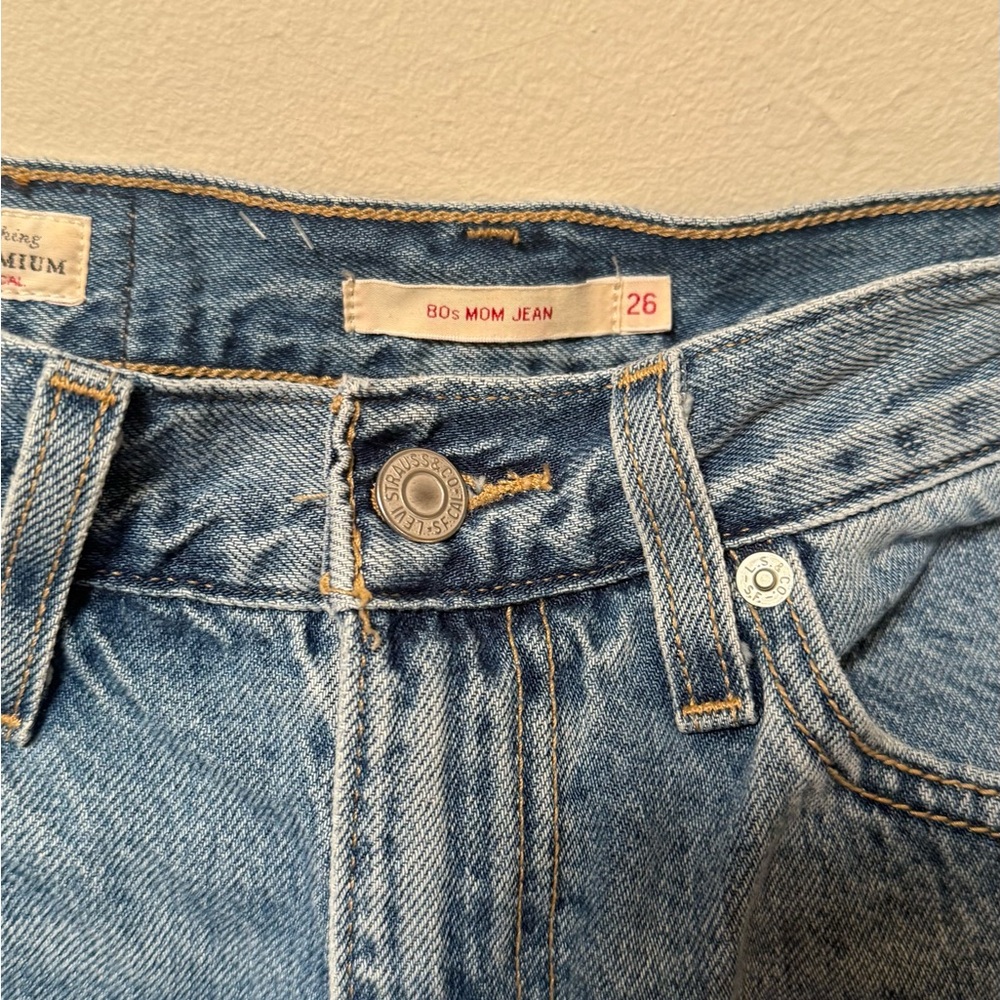 Levi’s 80s Mom Jean. (Cut hem) - Picture 6 of 7